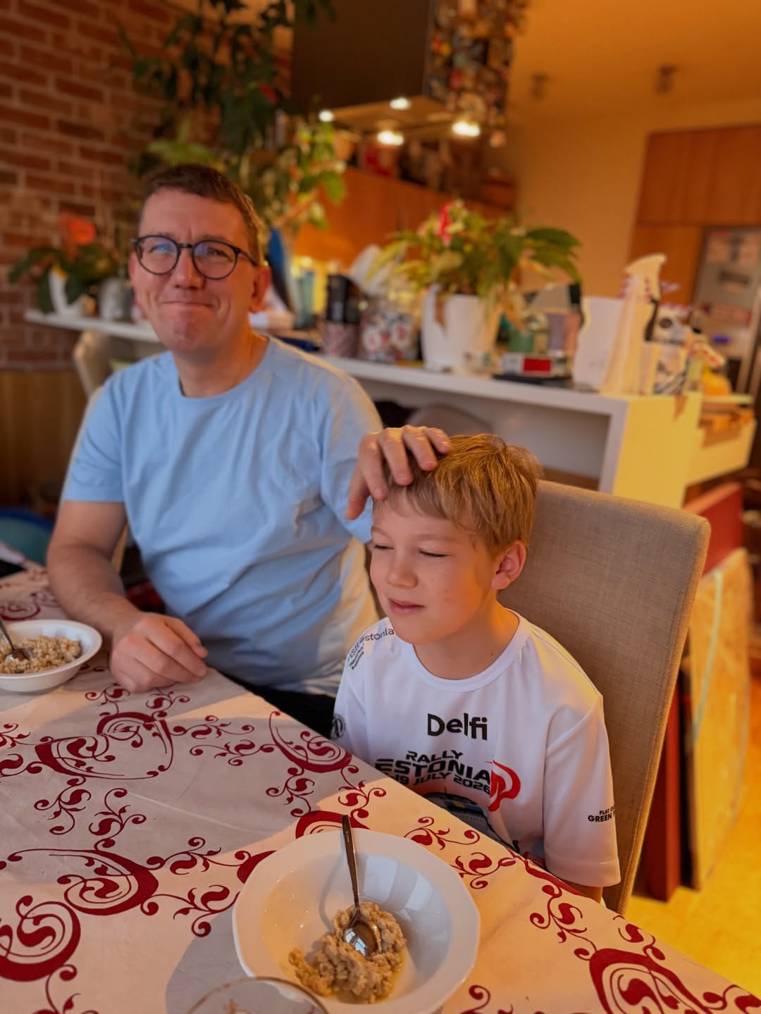 Meie pere pesamuna sai 9. Oskar kindlasti juhib muude valdkondade hulgas ka meie peres kodustest asjades meisterdamise edetabelit. Kingakarpidest suurte kastideni, traat, nöör, liim ja teip ja valmis saavad erinevad l…