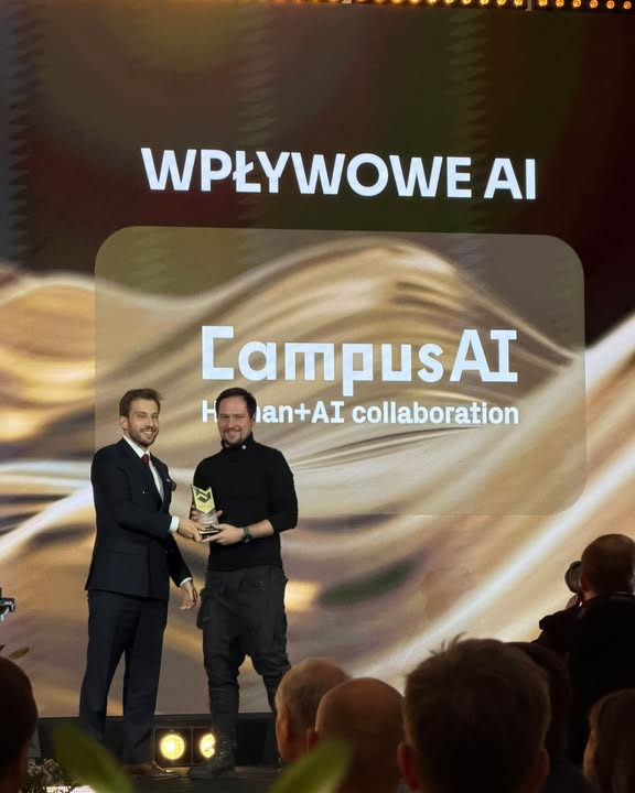 @campusai_pl z nagrodą @wirtualnemedia za Wplywowe AI! Za misję uczenia i wdrażania AI w duchu stawiania czlowieka na pierwszym miejscu! Gratulacje @aureliusz.gorski + team!