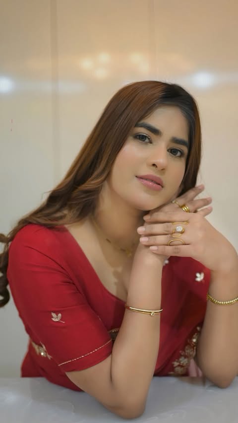 I had my Karwa Chauth look planned with Palmonas, but Naman had a little surprise of his own. ❤️ Safe to say, I’m loving this look even more now! [KarwaChauth, 9KT Gold, Palmonas, Everyday luxury, Demi-fine collection…