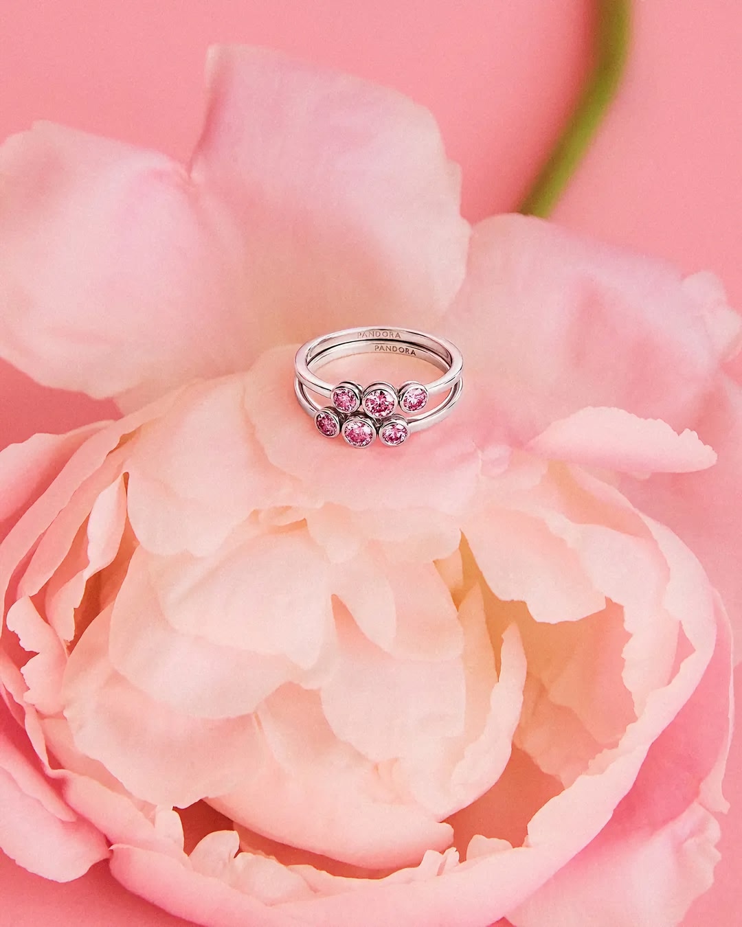 The pink of perfection. Pandora Lab-Grown Diamonds, now in a striking new shade. 🩷 💎 🔍 Featuring: Pandora Era Bezel Sterling Silver Pink Lab-Grown Diamond Triple Stone Ring Pandora Era Bezel Sterling Silver Pink La…