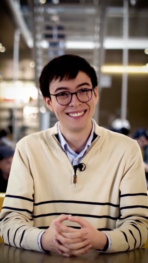 Sabemos que debatiendo es insuperable. Ganó dos campeonatos nacionales. Le preguntamos qué lo deja sin palabras: “El amor de mi mamá y lo mucho que ha cambiado mi vida el privilegio de la beca” Santiago Ortiz García, …