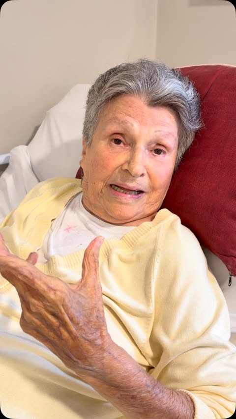 Orgulho da minha mãe ! Ela está com 87 anos e nunca deixou de votar. E vcs idosos e idosas também vão às urnas neste domingo ?