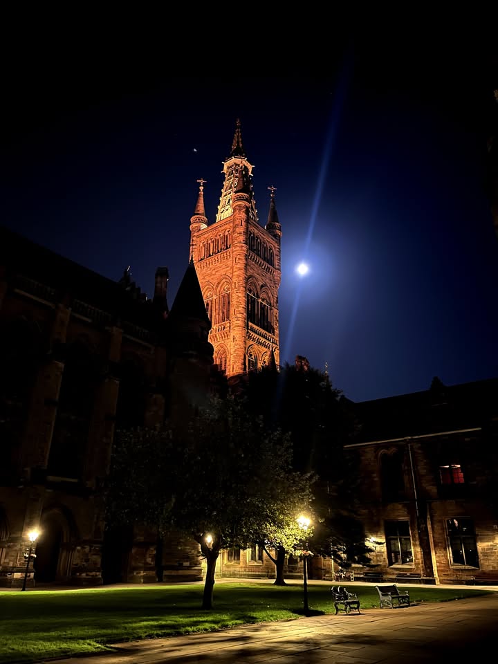 This Sunday, the clocks go back and the days start to feel a little shorter. One thing stays the same though, our tower looks just as striking after dark. 🌙 Photo by student @fandrianani_ #UniversityOfGlasgow #Glasgo…