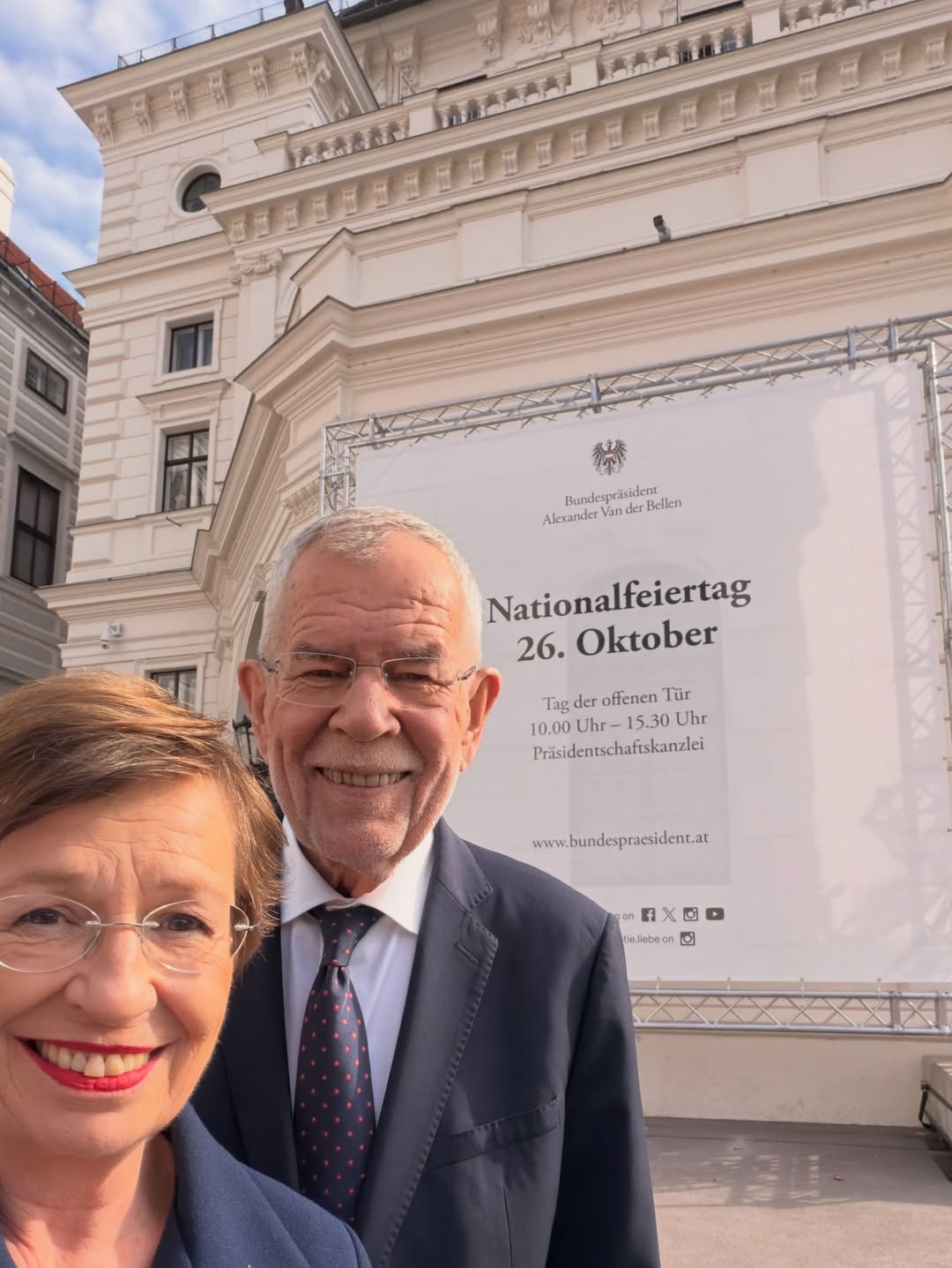 Treffpunkt: Hofburg! 🇦🇹🫶 Herzliche Einladung zum Tag der offenen Tür am Nationalfeiertag. 🗓️ 26. Oktober 2026 🕙 10.00 –15.30 Uhr 📍 Präsidentschaftskanzlei, Hofburg Alle Infos 👉 Link in Bio!