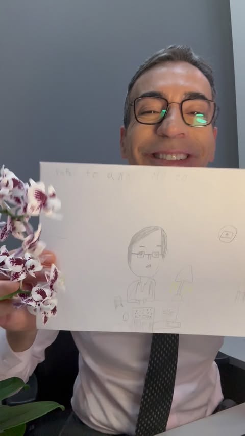 Quando sua filha pequena te visita na firma… Pede folhas de papel e lápis pra pintar. E -na hora de ir embora- te dá um presente! Agora, é levar pra casa e guardar na pasta etiquetada com nome dela. E um dia, lá na fr…