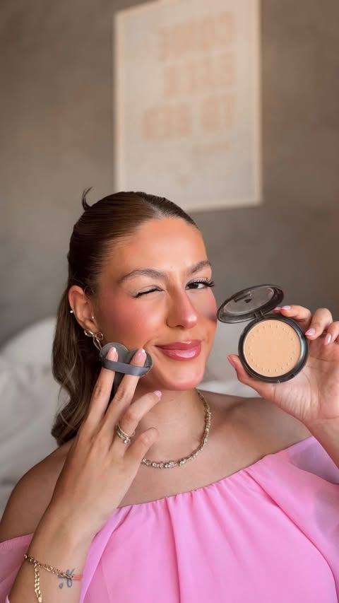 Missão dada é missão cumprida, Berês! 💖 E que missão: uma make que dura o dia inteirinho! A nossa diva @carolcastrod testou a nova base em pó POW!DER 2 em 1 e mostrou que dá, sim, pra ter aquele acabamento sequinho s…