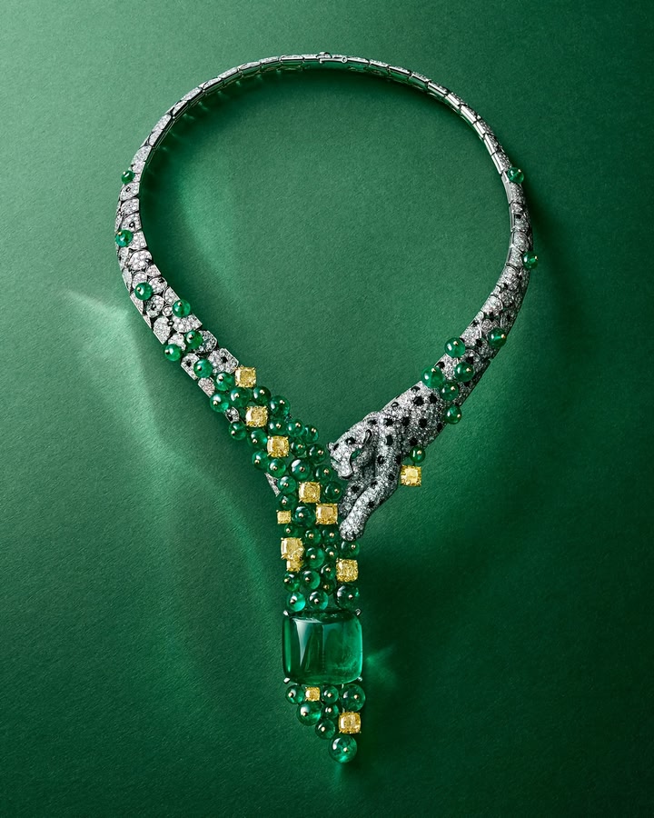 At Cartier, everything starts with the stone: acting as a muse, it guides its own composition. Here, a unique 48.12-carat emerald is watched over by the Panther. The eye wanders from the animal to the exquisite emeral…