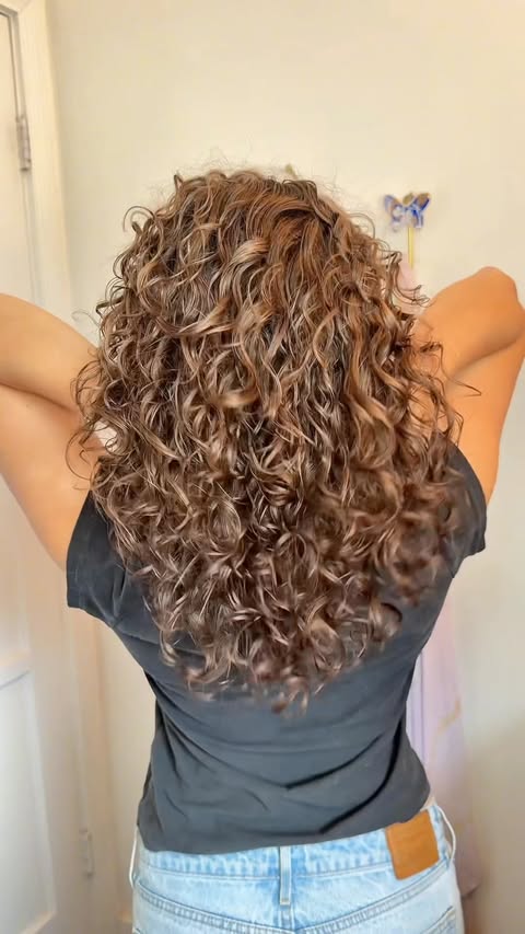 The secret to the glossiest, bounciest curls ever? It’s all in the routine 🤍 1️⃣ Hydrating Shampoo and Conditioner 2️⃣ Perfecting Leave In Conditioner 3️⃣ Speed Dry Heat Protectant Spray 4️⃣ Peptide Plumping Volume S…
