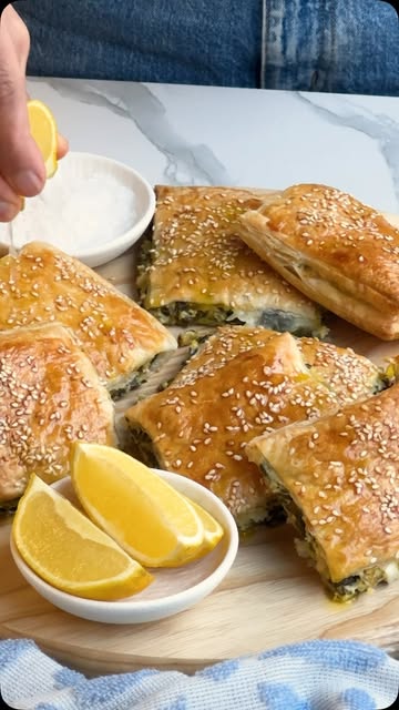LOADED SPINACH & CHEESE PUFFS ✨ Looking for some new grab-and-go snack ideas? These spinach and cheese puffs are for you! They’re perfect for lunch boxes, a light lunch with a side salad, or entertaining. Let me know …