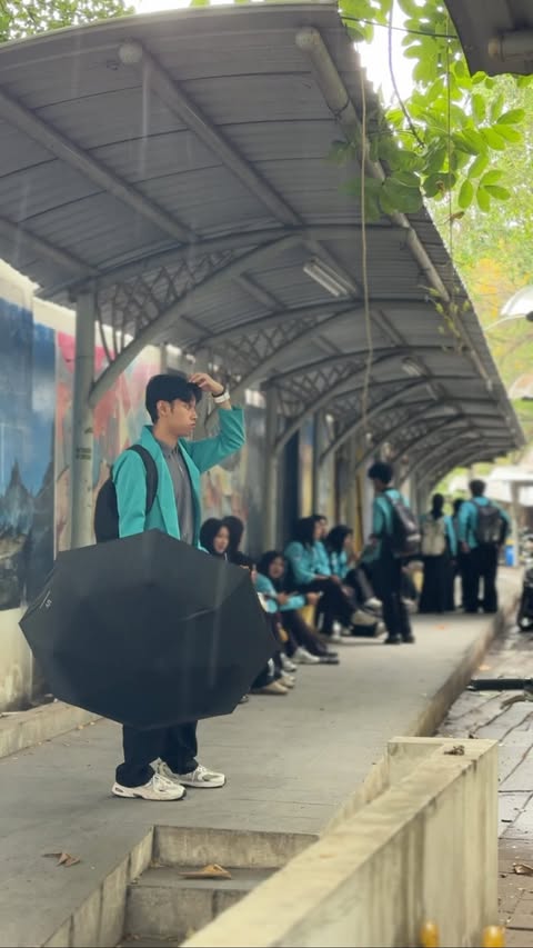 Rintik yang lama dinanti akhirnya kembali membasahi bumi. Ada kenangan apa tentang hujan? #ums #kampus #kuliah #hujan