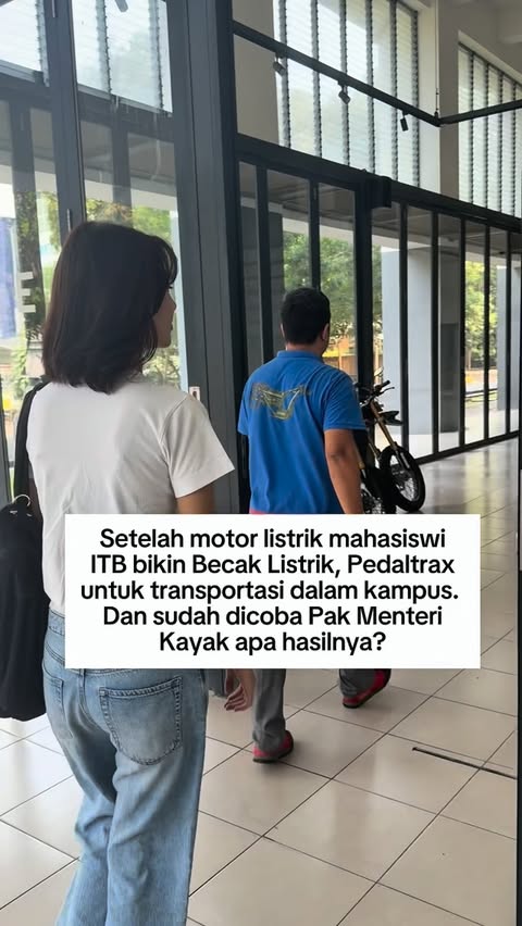 Para mahasiswa salah satunya @aurelmcc bimbingan Pak @bismojo pada jago desain dan produksi. Kalau kalian main ke ITB nanti bisa nyoba @pedaltrax karya mahasiswa @fsrd_itb