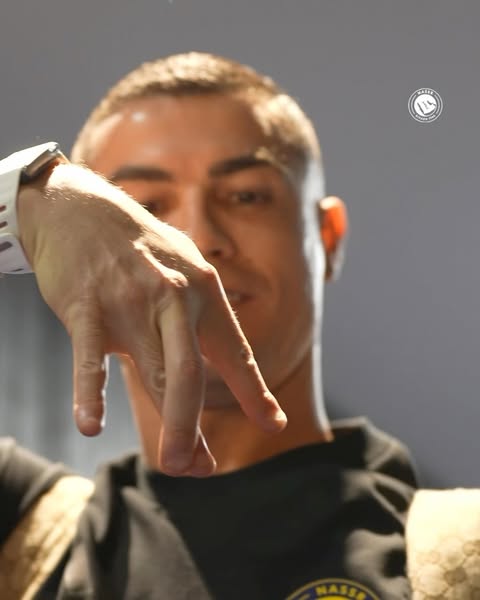 🤔⁉️ ‏رونالدو يسألكم : توقعوا .. وش هذا؟ 👀 Cristiano’s not telling. You’ll have to guess 🐐👀