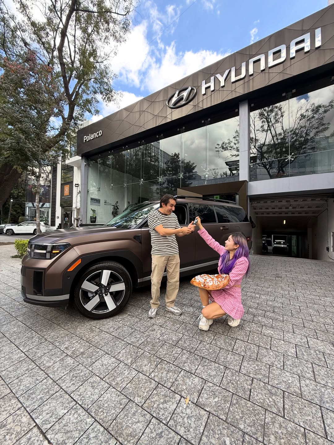 Regresé mi pedida de mano a mi @rod_vasquezl ❤️❤️ escuche que en Mexico la mujer regala cosa al hombre por matrimonio, entonces regalé el gran coche que siempre soñaba 🥹❤️ ya pronto seremos esposos no noviossss❤️ #qu…