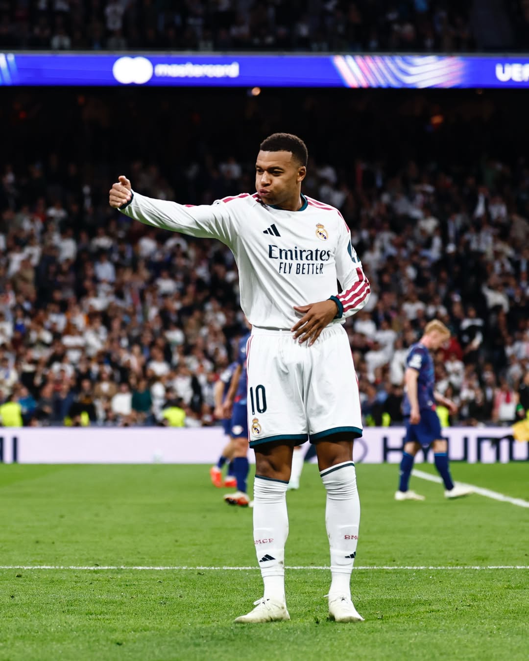 Just a fun night in Bernabéu 😆 @realmadrid