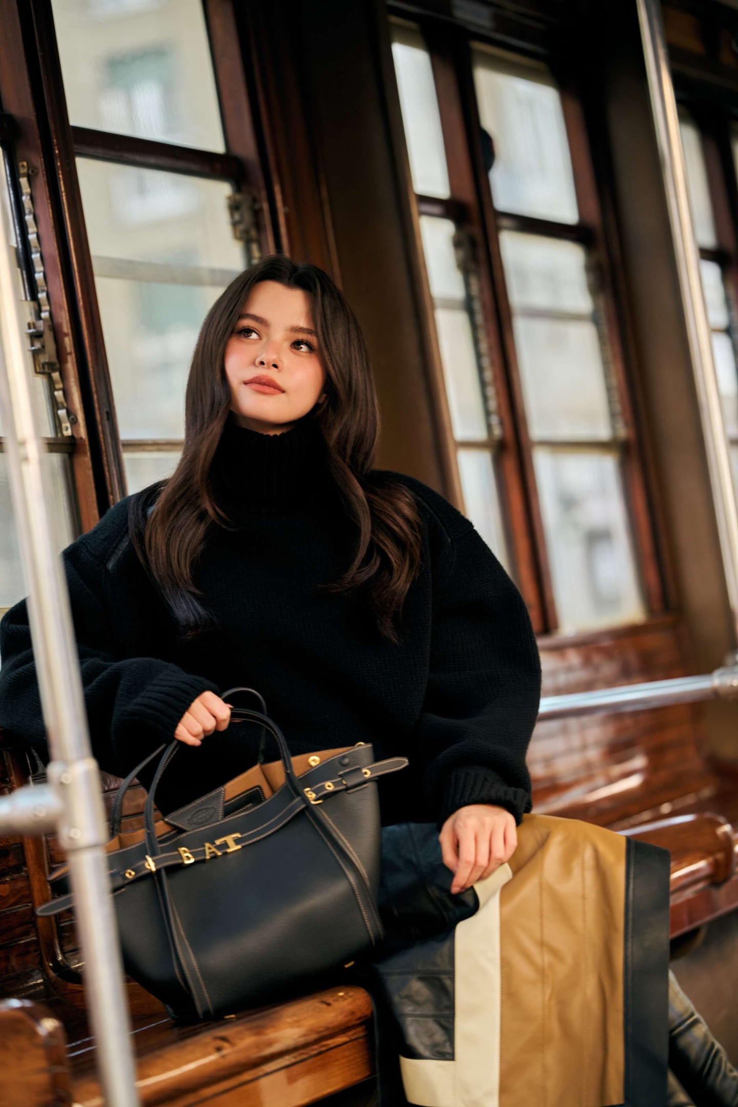 A ride through Milan, in true Italian style. The T Signature bag, crafted from fine leather with artisanal expertise, accompanies Brand Ambassador Becky Armstrong through the rhythm of the city. @beccca #Tods #TodsFW26
