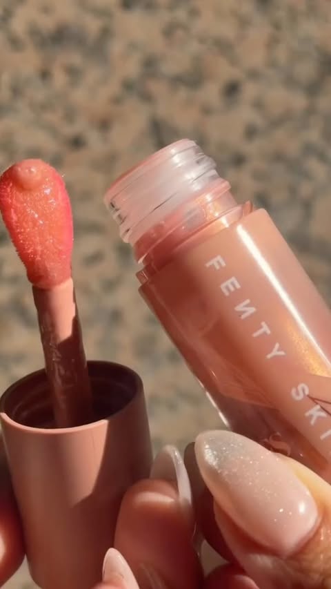 Something cinnamon-sweet is about to hit your lips 👀🤎 Meet our limited-edition Fenty Treatz Hydrating + Strengthening Lip Oil in Cinnamon Sugar ✨ infused with cinnamon bark oil + soft rose gold shimmer for the sweet…