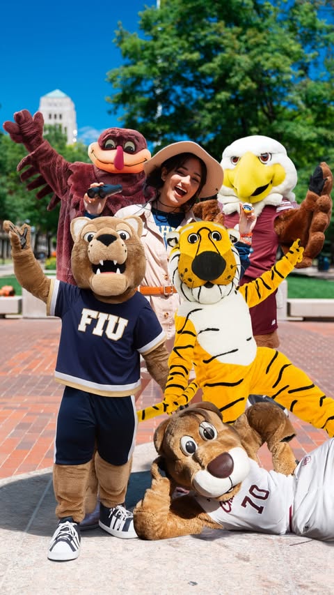 Always keep a safe distance on a mascot safari! 〽️🦃🐾🦅🐯🐆