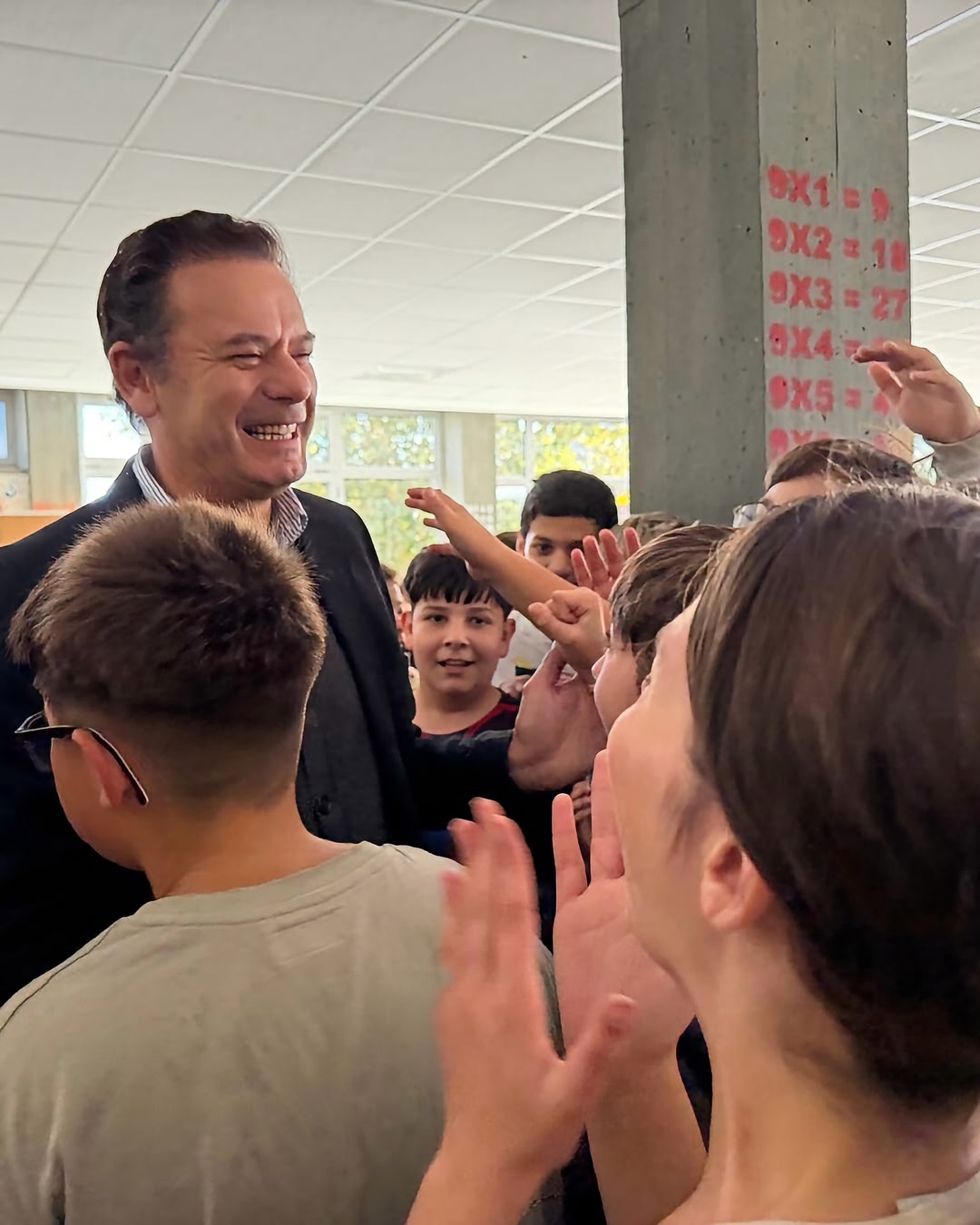 Hoje visitei de “surpresa” o Agrupamento Escolar António Alves Amorim, em Lourosa, o primeiro do País a implementar por iniciativa própria a limitação ao uso do telemóvel. Testemunhei o mérito da medida, o profissiona…