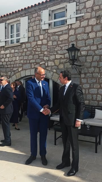 Sot, në Samitin XIII të Procesit të Berlinit, që rastis pas vendimit të Bundestagut që ushtarët gjermanë të qëndrojnë në Kosovë në kuadër të KFOR-it, pata një bisedë me Kancelarin Friedrich Merz, nga i cili pranova ur…