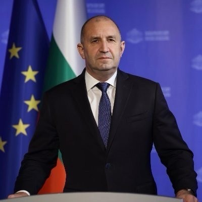 Веднъж завинаги трябва да затворим срамния период на сглобките. Затова е важно да гласуваме, за да не даваме никакъв шанс на партиите от статуквото да спъват новата динамика на България. Светът в момента гори и не е в…