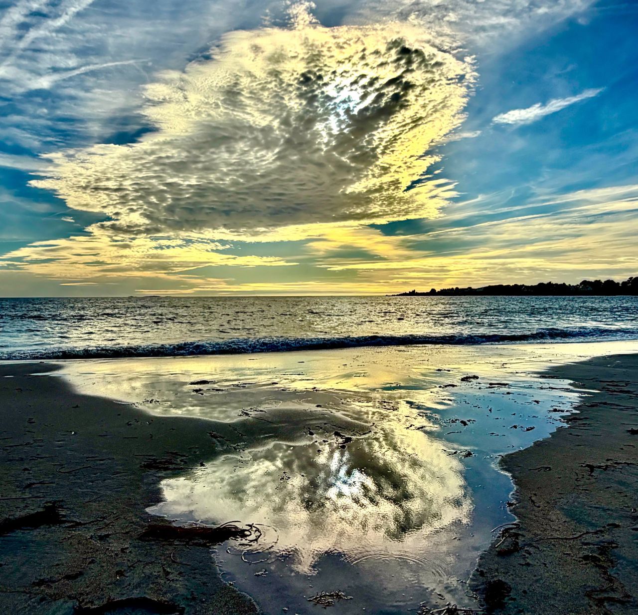 C'était hier, plage du Don, pointe de Trévignon (Sud-Finistère). Après une journée ensoleillée, les premiers nuages arrivaient en petite formations éparses, moutonnantes, juste magnifiques. Je cherchais un étang, une …
