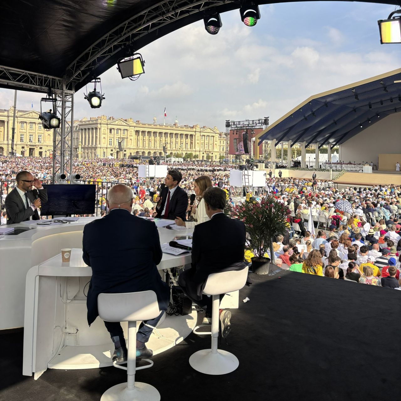 Félicitations à toutes nos équipes pour la couverture exceptionnelle de la venue du Pape en France. Grâce à toutes les équipes de France Télévisions, pendant quatre jours, plus de 23 millions de Français ont suivi cet…