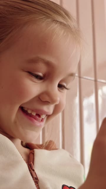 L’enceinte Mallow sort aujourd’hui ! Après deux ans de développement, 6000 sessions de jeux avec plus de 300 enfants et beaucoup, beaucoup d’itérations, toute l’équipe est extrêmement fière de vous présenter la Mallow…