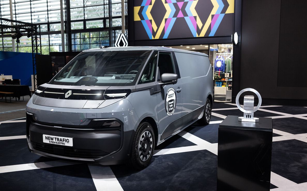 A busy and exciting September for Renault Group ! With the Paris Motor Show just around the corner, our product offensive is gaining momentum, bringing our #futuREady strategy to life: 🎖 The Trafic Van E-Tech Electri…