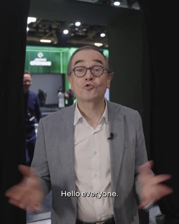Demain, les portes du Mondial de l’Auto - Paris s’ouvrent à Paris. Mais ce soir, je vous fais entrer avant tout le monde ! 👀 Venez avec moi pour une visite exclusive des coulisses de nos stands Renault, Dacia et Alpi…