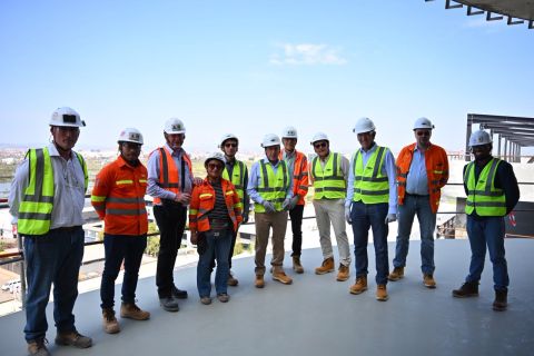 Une route peut changer la vie d’une région. À Madagascar, nous avons pu le mesurer avec Pascal Minault, auprès des équipes de COLAS, sur le chantier de la route de Sahofika, dans le centre de l’île. La nouvelle route …