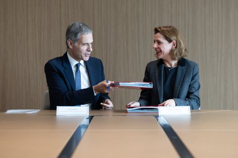 Nous franchissons une étape importante pour le passage à l’échelle du biométhane en France ! Très heureuse d'avoir signé aujourd'hui avec Rodolphe Saadé un partenariat entre ENGIE et CMA CGM pour développer sur le por…