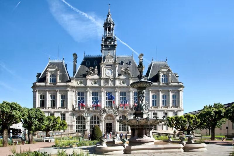 Les équipes de Legrand ont regardé avec incrédulité et émotion les images de la destruction de l’hotel de ville de Limoges, berceau historique du groupe. Legrand témoigne de son soutien aux équipes municipales et à l’…