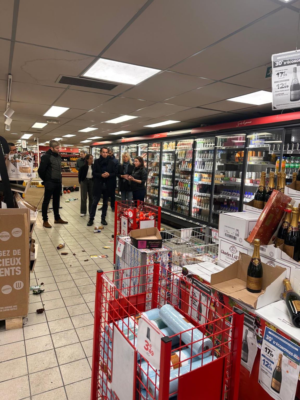 Je me rends ce matin aux côtés des directeurs de nos magasins pillés pour leur exprimer toute la solidarité du groupe Carrefour. Au total, 50 magasins frappés dont 19 magasins de proximité et supermarchés Carrefour pi…