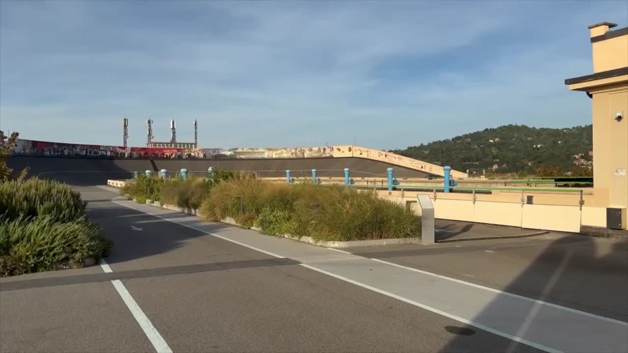 Taking on the iconic Lingotto rooftop test track in Turin 🇮🇹 While we were offering people demo rides in our autonomous Fiat 500e prototype, Wayve and Stellantis engineers couldn't resist this special opportunity to…