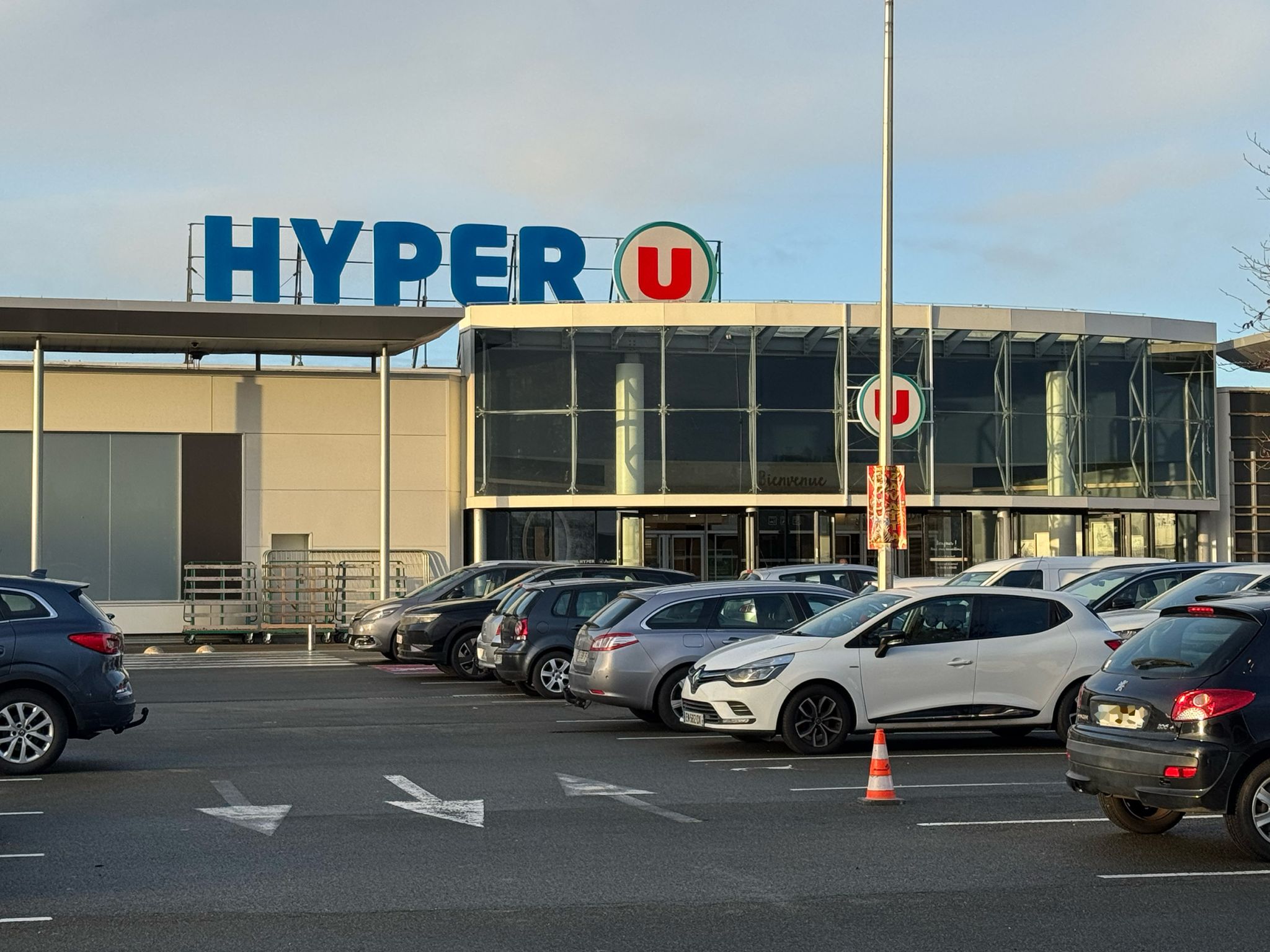 [ RETAIL INSIDE ] À Avrillé (49), Auchan vient de passer Hyper U C’était une exception dans le parc des hypermarchés Auchan : le magasin d’Avrillé (49), à côté d’Angers, était tenu par un couple de franchisés. Le frui…
