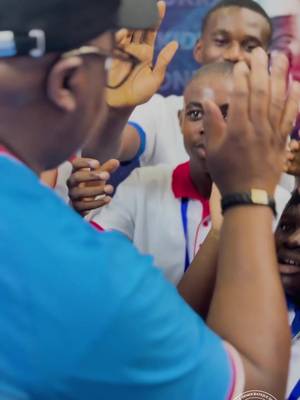 RDC–Guinée, une belle parenthèse d’émotion au Stade des Martyrs. Des enfants ont rencontré le Président Félix-Antoine Tshisekedi, visiblement heureux et émus de vivre ce moment qu’ils n’oublieront pas de sitôt.