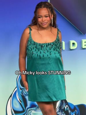 @Micky💋 STUNS on the #VMAs carpet