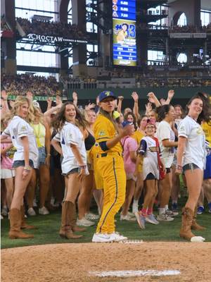 No better way to welcome back @Kelsie Whitmore 🫶 #savannahbananas #beyoncé #viral #girlpower #womeninsports