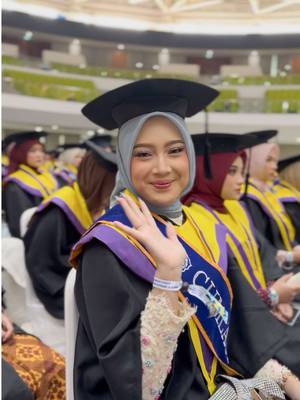 Senyum bahagia di balik toga, tanda satu perjuangan telah sampai pada tujuannya. #ums #wisuda #mahasiswa #kuliah