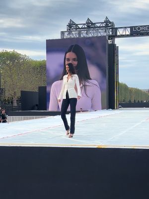 Kendall Jenner répète sa prestation pour le Défilé l’Oréal Paris 🤩 #ledefilelorealparis #walkyourworth #OnRegardeQuoi #BeautyTikTok #TikTokFashion @L’Oréal Paris