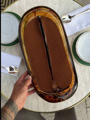 Très fier de vous annoncer une nouvelle adresse en Italie, impossible de ne pas faire un tiramisu… et puisqu’on est aux Airelles à Venise, je ne pouvais pas le faire ailleurs que sur une gondole 🛶 #cedricgrolet #aire…