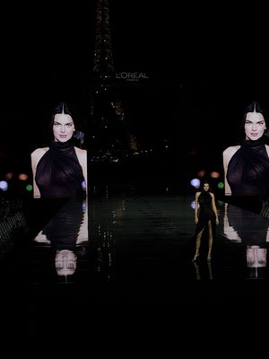 Le passage de @Kendall Jenner lors du Défilé de L’Oréal Paris 😍 #ledefilelorealparis #walkyourworth #OnRegardeQuoi #BeautyTikTok #TikTokFashion @L’Oréal Paris