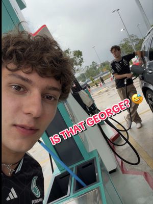 When you pull up to the petrol station and this guy's at the pump 😅 #f1 #georgerussell #kimiantonelli #formula1