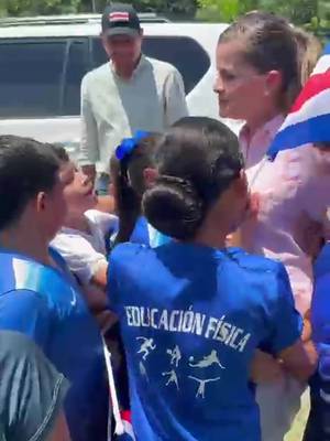 Hoy durante mi ruta por las islas del Pacífico me detuve en una escuela donde saludé estudiantes de la zona.