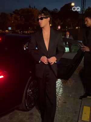 #OffCampus star #BelmontCameli arriving to YSL’s #ParisFashionWeek show in tailoring so sharp, it speaks for itself—no shirt required.