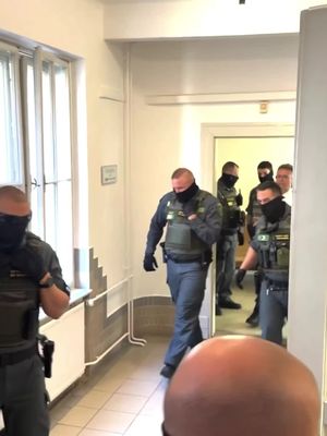 Orbán Viktor második minisztere, Hankó Balázs fideszes képviselő is megérkezett a bíróságra. #tisza #magyarpeter #hungary