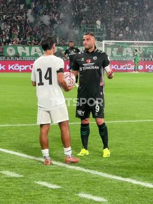 ❤️ Önce elini öptü, sonra maça tekrar konsantre olmaya çalıştı. 🟢⚪️ Konyaspor kaptanı Deniz Türüç, Filistinlileri evinde ağırlamanın getirdiği yoğun duygular içerisinde…