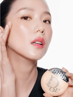 Jisoo wears Dior Backstage new Glow-Up Skin Tint: Makeup, Skincare & SPF in a milky texture that blends seamlessly with the skin for 24H wear & hydration. #DiorBeauty #DiorMakeup #DiorBackstage