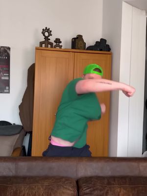 J'ai décidé de reproduire le fameux Golden Combo de Jean Phil en vidéo ! 🥊 Ce combo de shadow boxing avec le célèbre enchaînement jab, esquive, uppercut est devenu un énorme meme. 😂 #GoldenCombo #JeanPhil #ShadowBox…