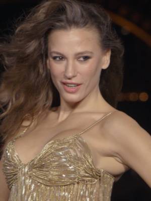 Hair is hairing 🔥 We’re zooming back in again, Serenay Sarikaya is giving main-character energy from every angle at le Défilé L'Oréal Paris. #lorealparis #ledefilelorealparis #empoweringbeauty